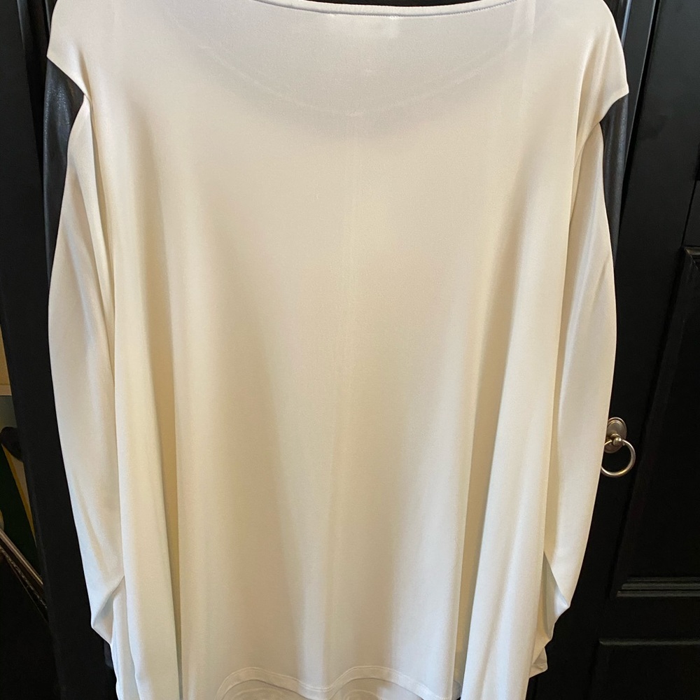 Calvin Klein Black and white blouse. - Picture 4 of 5